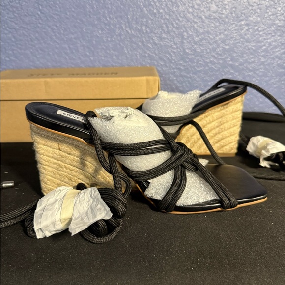 Steve Madden Idolized Wedge - Picture 2 of 8